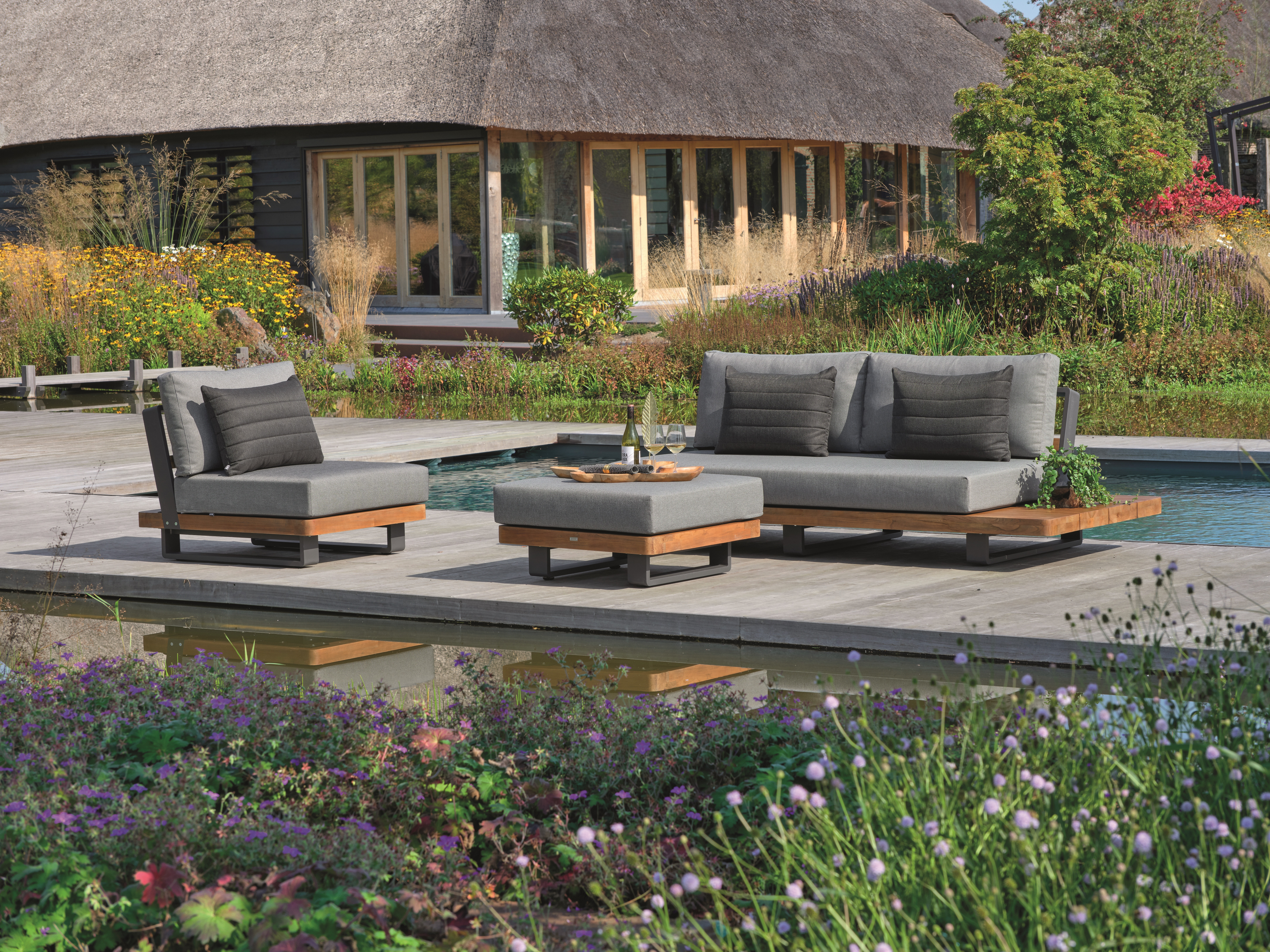 Fitz roy lounge deals teak